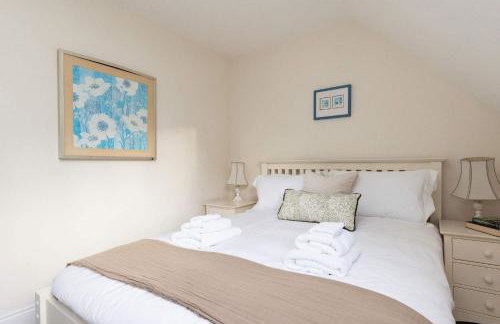 Spacious Coastal Family Home Sleeps 8 - Photo 28