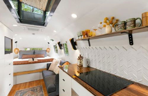 Luxury Airstream w hot tub, king bed, & grill - Foto 24