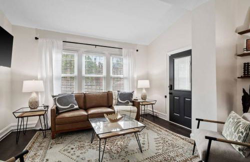 Luxury Living: Grand 7BR/5BA near Everything - Photo 16