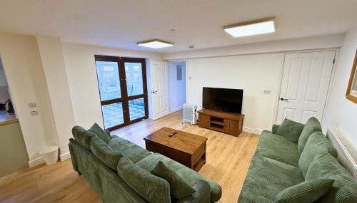 New 4 Bed House Sleeps up to 8 People - Foto 2