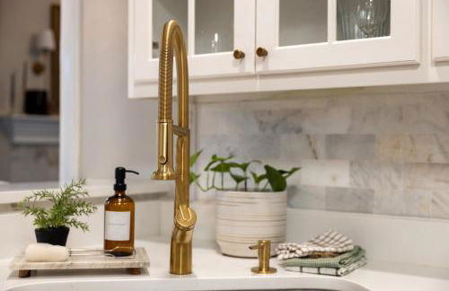 Sink into the Luxe Corner Tub at an Upscale, Spacious Home - Foto 5