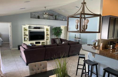 Gone Coastal! Large Heated pool home 30 min from beaches! - Foto 1