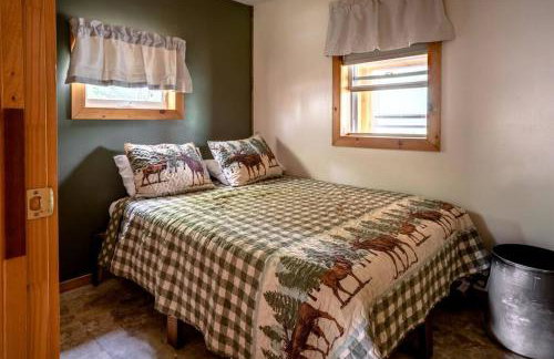 Spacious 5 Bedroom Cabin with Riverview & Black Lake Access - Foto 44