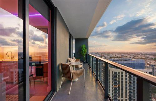 Stunning Lux 2 Bed 2 Bath with Panoramic View from Balcony - Foto 71