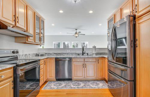 Bright and Elegant Home in High Point with Deck! - Foto 14