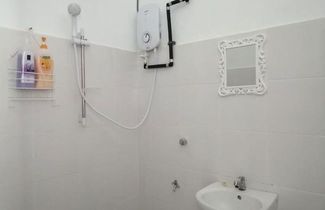 Comfortable Family Room for 4 People in Kuching With Ac - Amida Point Services - Foto 9