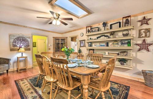 Campbell Retreat in Maggie Valley with Deck! - Foto 9