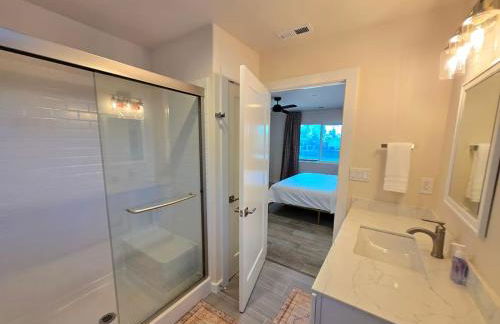 Lakefront Retreat • Private Yard + Fireplace - Foto 18