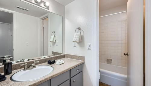 Your Airy King Suite Getaway - Sleeps 4 - Pool, Prkg - Foto 3