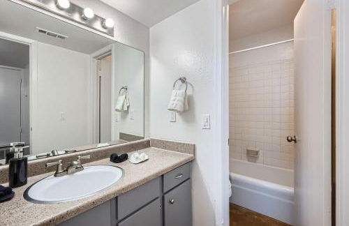 Your Airy King Suite Getaway - Sleeps 4 - Pool, Prkg - Photo 3