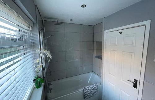 3BR, Sleeps 5, Free Parking, Fast WiFi, Near M62 & Leeds - Foto 20