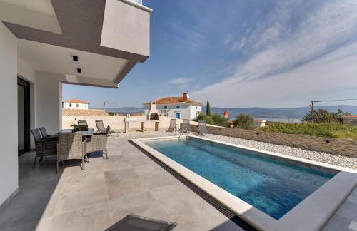 Villa Rosemary -semi-detached villa with a pool and a panoramic view, close to a sandy beach - by TRAVELER tourist agency Krk - Foto 13