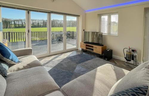 Hunters Cottage - Luxury, high end, hot hub, AC, slipper bath, couples retreat - Photo 30