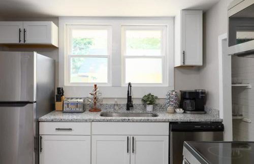 The Hilltop Haven HISTORIC West Salem Charm 5 Mins to Downtown Hospitals Walk to Greenway - Foto 11