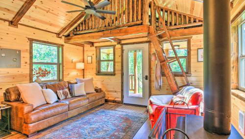 Rustic-Chic Woodland Hideaway with Hot Tub! - Foto 5