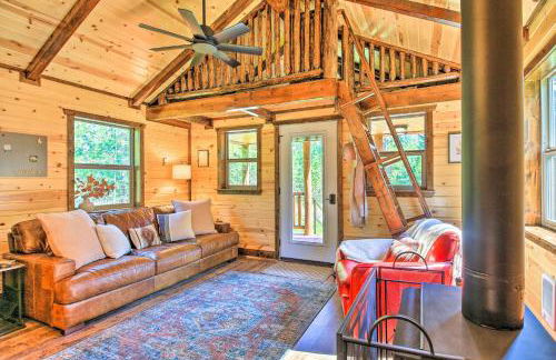 Rustic-Chic Woodland Hideaway with Hot Tub! - Foto 5