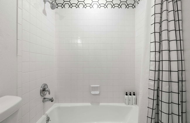 Relaxing 2BR Florida Home Close to Beach - Photo 20