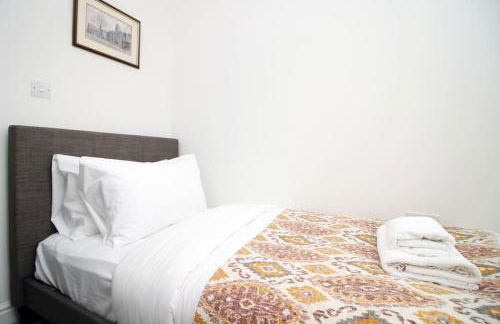 Modern and Cosy 3 Bed House Close to Cardiff City Centre perfect for Family Relocations, Contractors & Groups by Gurkha Stay with Free Parking and Wifi - Foto 12