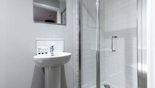 3-Bed House - Ideal for Contractors and Families - Foto 4, Shower