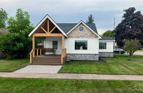 Walk to Beach and Dtwn East Tawas! Lake-View Retreat - Foto 1