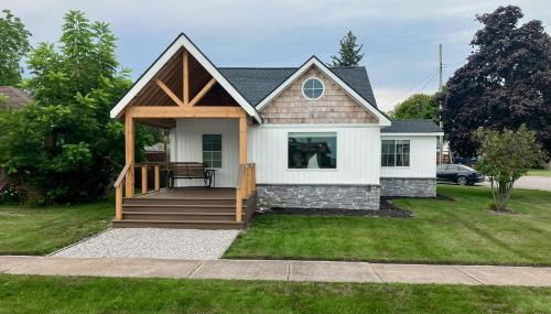 Walk to Beach and Dtwn East Tawas! Lake-View Retreat - Foto 1