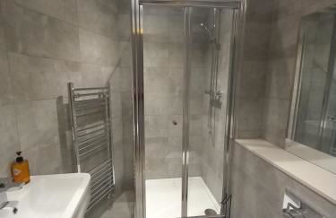 Central Modern and Spacious River view Apartment with parking - Foto 9