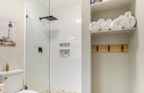 Walk to Town and River Charming Home in North East! - Foto 26