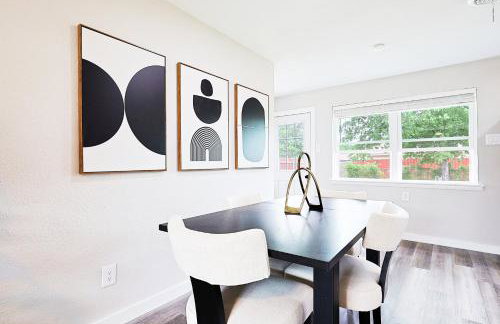 Luxury 4BR Retreat 10 Mins to Downtown & Lake - Photo 21