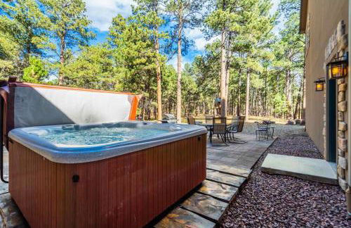 Luxury Retreat with Hot Tub Fire Pit & Forest Views - Foto 2
