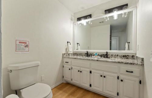 Spacious Lakefront View With Hot Tub and Pool NH - Foto 90