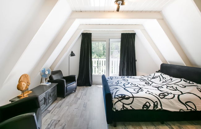 A Detached Bungalow With Outdoor Fireplace, Covered Terrace and Pond in a Forest Plot - Photo 5