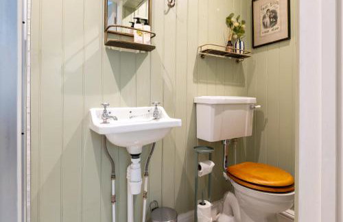 Beautiful 2 Bedroom Cottage in the Cotswolds - Photo 3