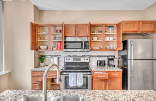 Modern High-Rise Condo in Central Downtown | Gym - Foto 2