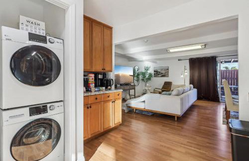 Entire Private Home with 3 Bedrooms, Gated Yard, Parking, King Bed, Available Now - Foto 23