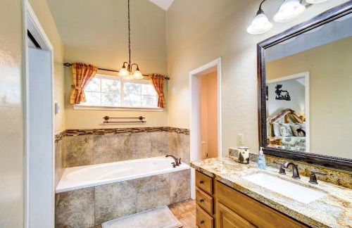 Winter Hikes and Ice Fishing Fun Cozy Show Low Home - Foto 16