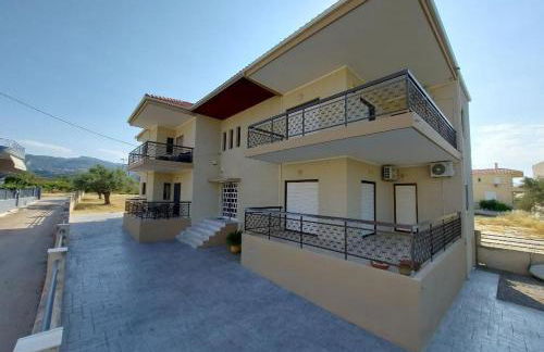 Seaside Apartment with parking in Melissi - Foto 1