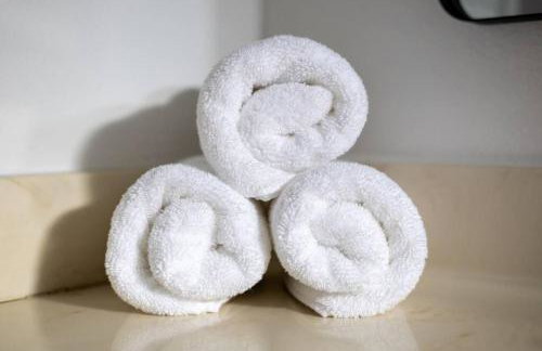 Updated & Spacious 2 BR with Free WiFi - Foto 24