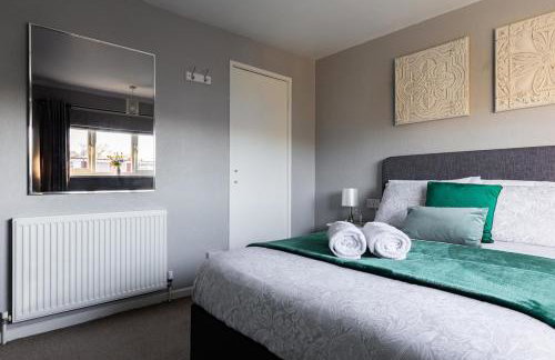 Clicketts - 3-Bedroom, Full Entire House, Sleeps 6 guests, Free wifi, Street Parking, Smart TV, Basildon, Essex London - Foto 20