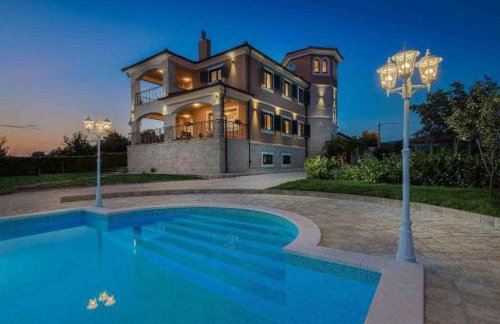 5-Bed Villa with Pool, Jacuzzi & Padel Court - Foto 25