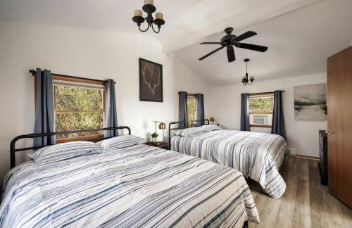 Cozy cabin w hot tub fire pit & ski access - Foto 25