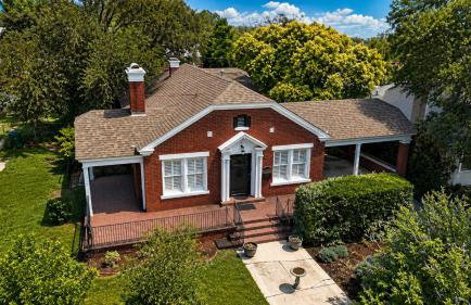 Charming home with pool, enclosed yard, patio & great Woodlawn Lake location - Foto 42