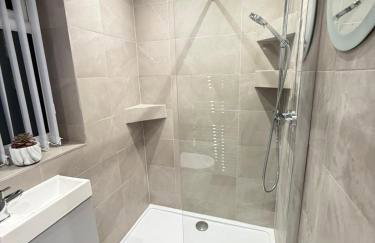 Spacious 4 Bed 4 Bath Stay with Free Parking - Foto 23