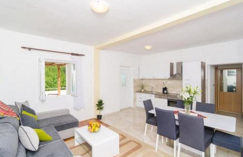 Villa Dalmatian Gem - Two-Bedroom Villa with Terrace and Swimming Pool - Photo 2