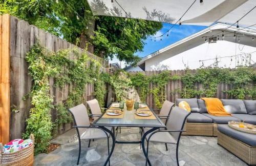 Modern Cottage, Hot Tub, Bistro Patio, Putting Green, Walk to All! - Foto 16