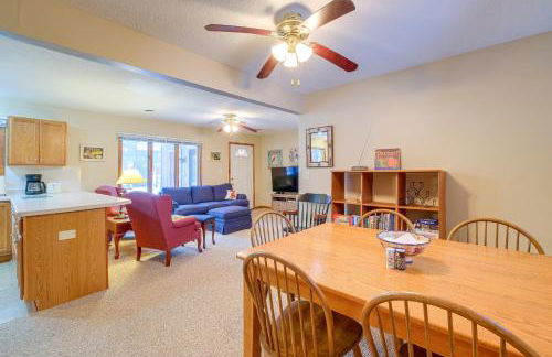 Cozy Cottage with Sunroom - Walk to Higgins Lake! - Foto 8