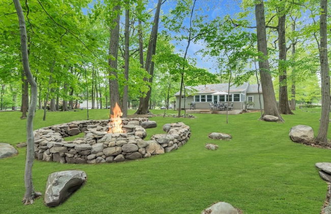 Fall Getaway With Hot Tub Fire Pit and Games - Photo 49