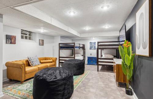 Steps to Edgewater - Sleeps 14 - Fun Game Room Retreat - Foto 62