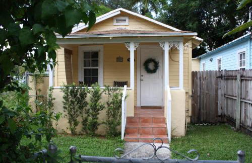 Key West Style Historic Home in Coconut Grove Florida The Yellow House - Foto 1