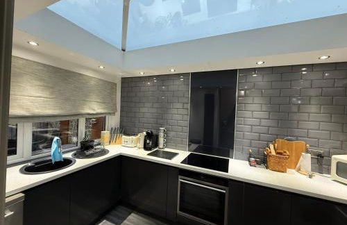 Stunning 2 Bedroom Bungalow - Free Parking - Convenient Location - Foto 10