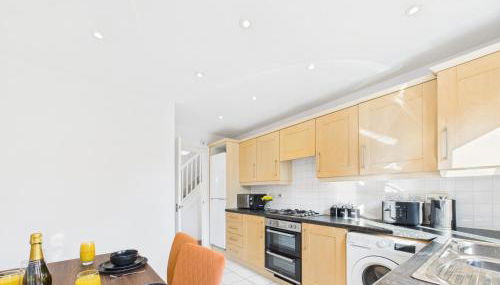 Desert Orchid by Signature Stays - Racecourse - Parking - 5-Bed - Foto 2, stove, dishwasher, toaster